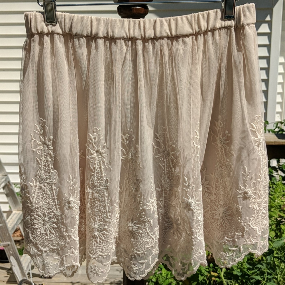 H&M Skirt Size 8 Embroidered Beige